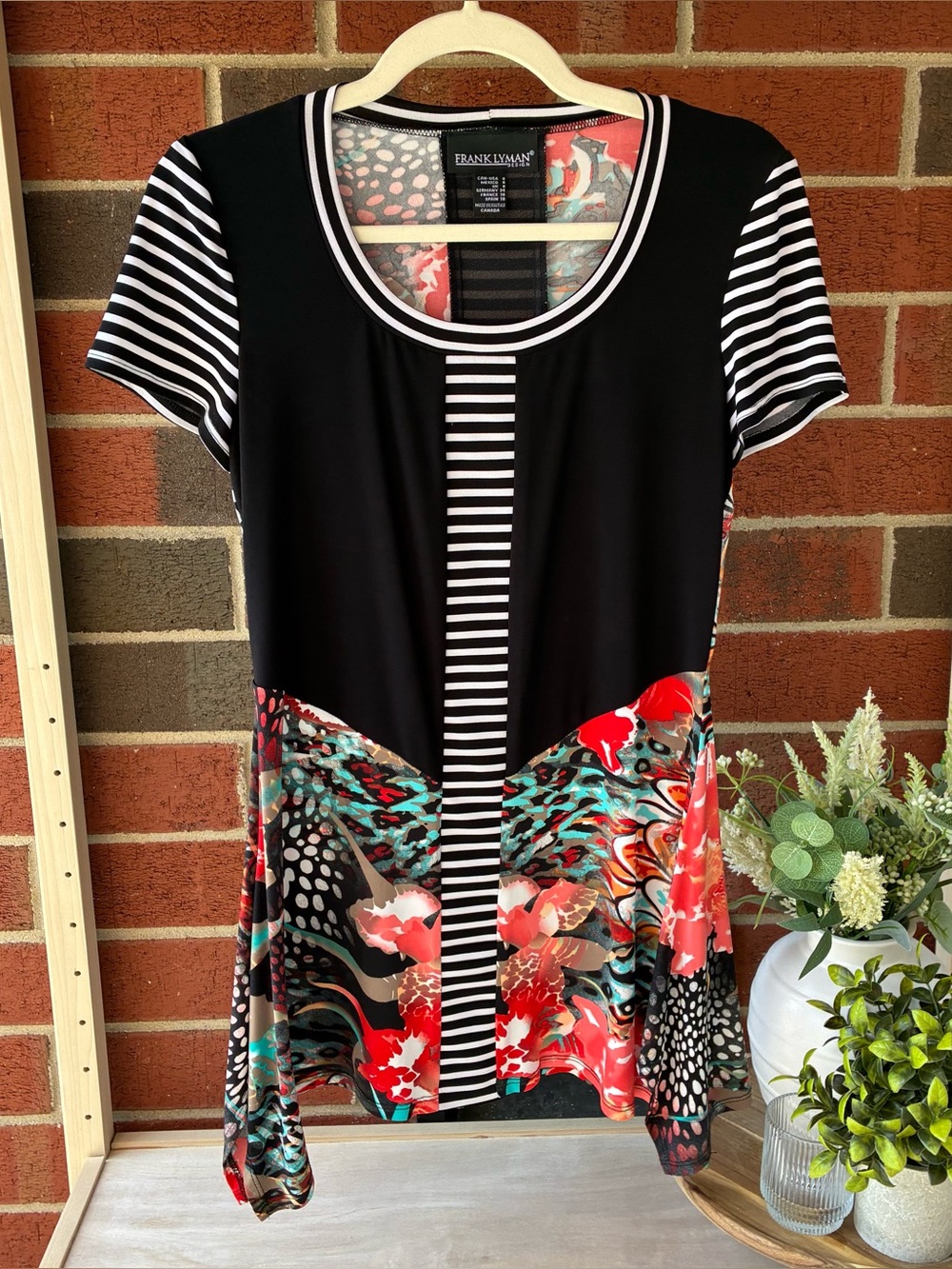 Frank Lyman Short Sleeve
Asymmetrical Floral Abstract Top Sz
6 Flattering Bold